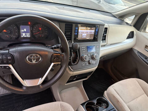 2015 Toyota Sienna LE 8-Passenger