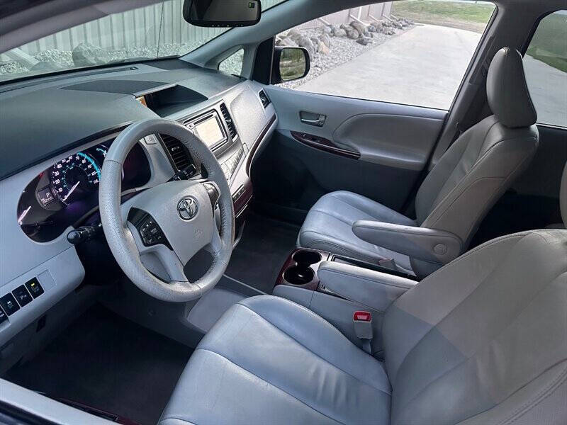 2014 Toyota Sienna XLE photo 13