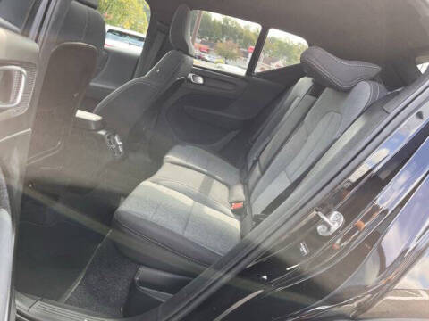 2025 Volvo XC40 B5 Core Bright Theme