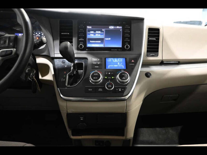 2019 Toyota Sienna LE Mobility 7-Passenger