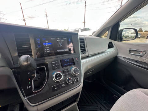 2015 Toyota Sienna LE 8-Passenger