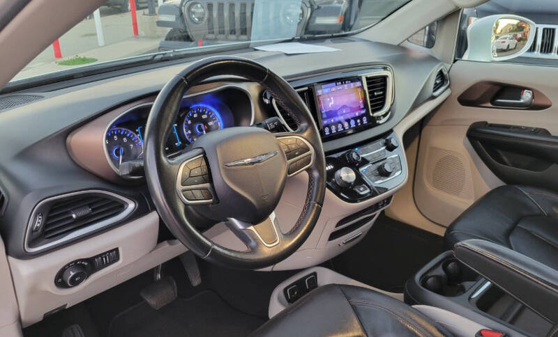 2017 Chrysler Pacifica Touring-L