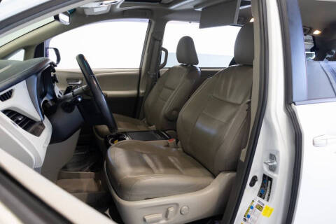 2017 Toyota Sienna XLE Premium 8-Passenger