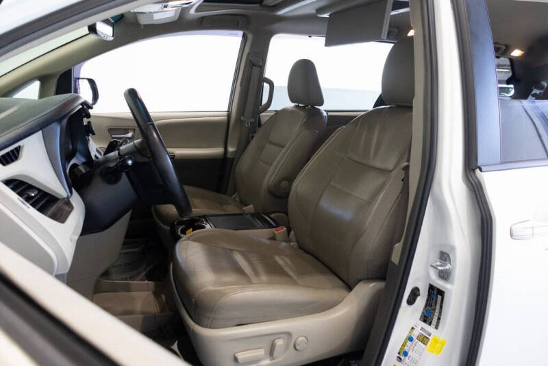 2017 Toyota Sienna XLE Premium 8-Passenger