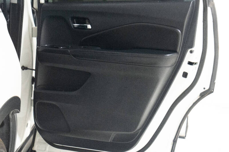 2019 Honda Pilot Touring w/Rear Captain's Chairs