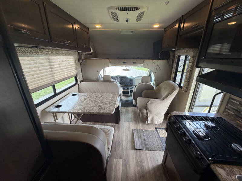 2017 Thor Motor Coach Freedom Elite