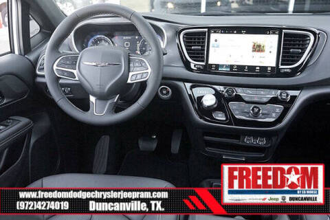 2025 Chrysler Voyager LX