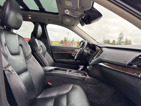 2016 Volvo XC90 T6 Momentum