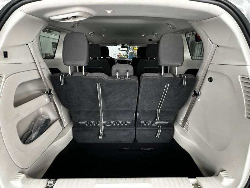 2023 Chrysler Voyager LX