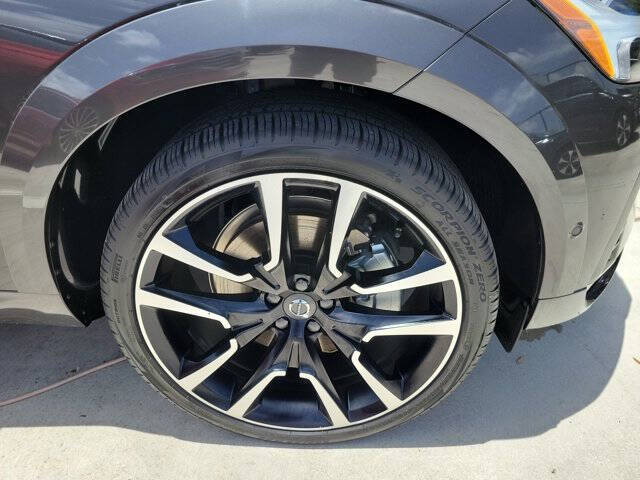 2024 Volvo XC60 Recharge T8 Ultimate Dark Theme