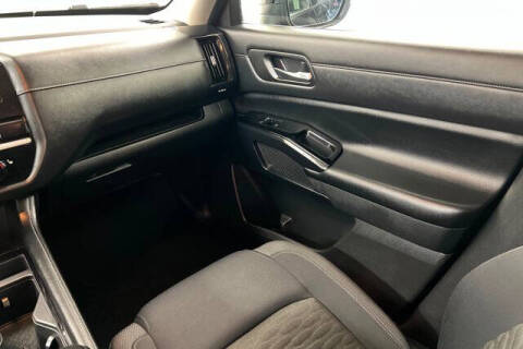 2022 Nissan Pathfinder SV