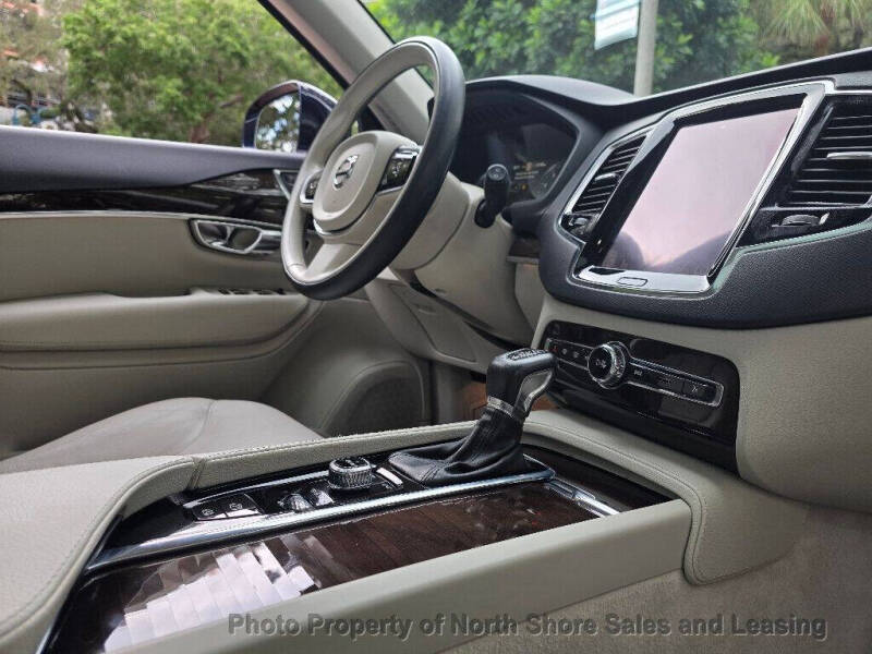 2016 Volvo XC90 T6 Momentum