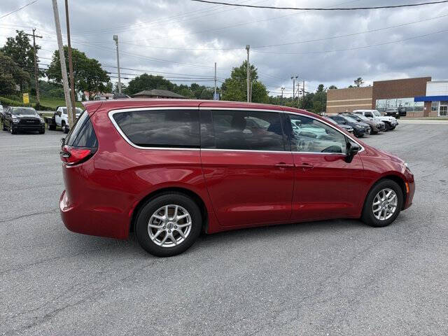 2025 Chrysler Pacifica Select