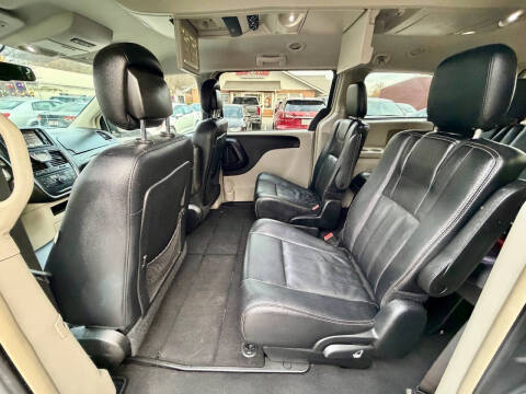 2016 Chrysler Town and Country Touring