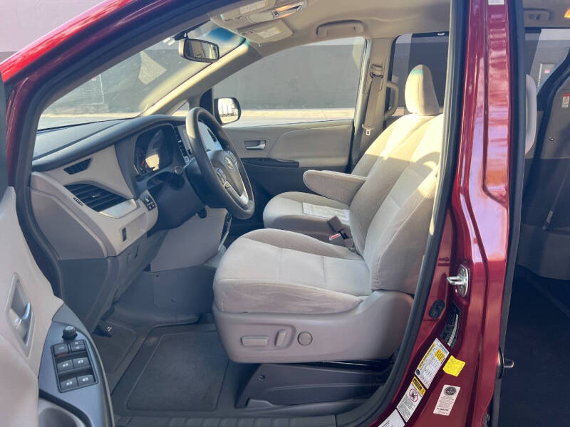 2017 Toyota Sienna LE 7-Passenger Auto Access Seat