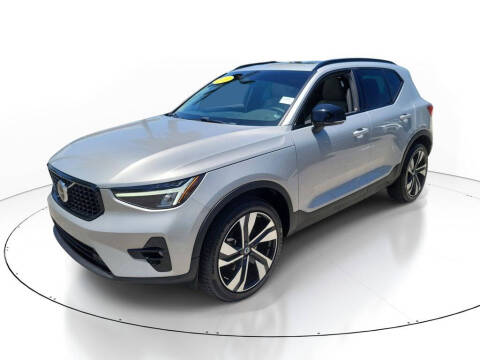 2023 Volvo XC40 B5 Plus Dark Theme