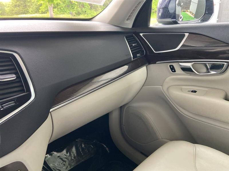 2017 Volvo XC90 T6 Momentum