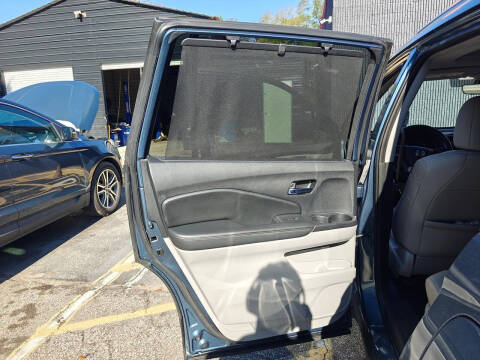 2020 Honda Pilot Touring w/Rear Captain's Chairs