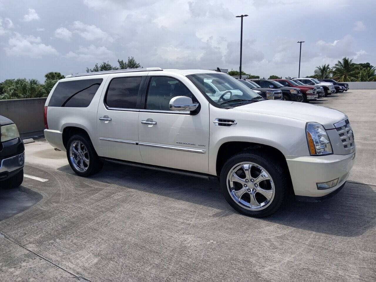 2011 Cadillac Escalade SUV / Crossover - $10,950