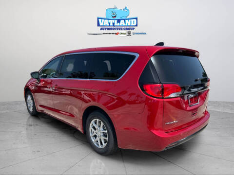 2027 Chrysler Pacifica LX