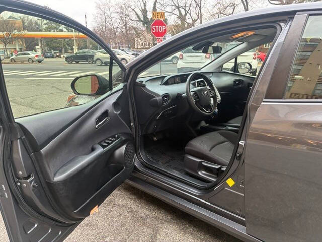 2022 Toyota Prius LE