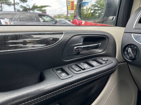 2014 Chrysler Town and Country Touring