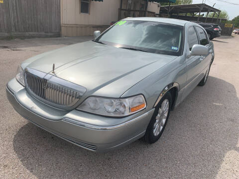 2007 Lincoln Town Car for sale at OASIS PARK & SELL in Spring TX