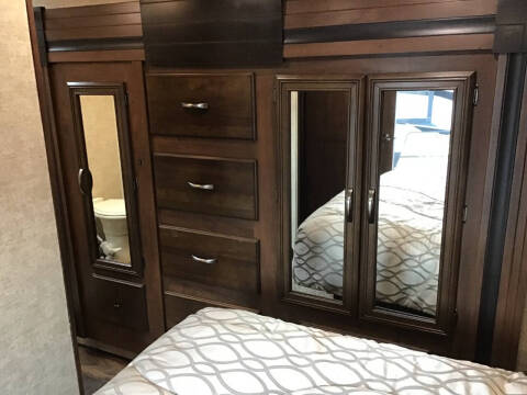 2018 Forest River Sierra 2850RL / 31ft