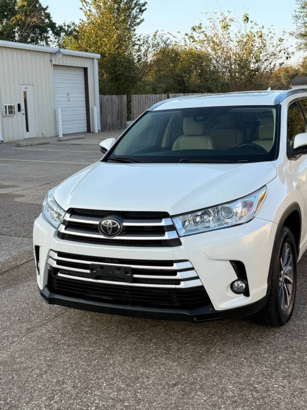 2017 Toyota Highlander for sale at El Tapatio Auto Sales in Pasadena TX