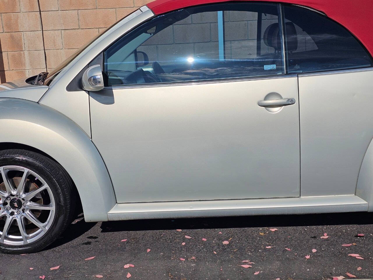 2009 Volkswagen New Beetle Convertible 7