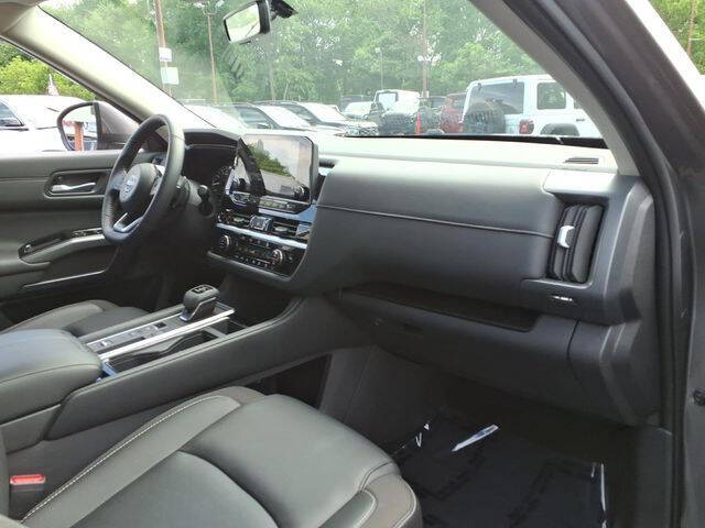 2025 Nissan Pathfinder SL