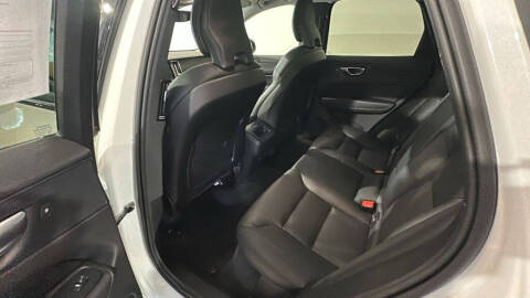 2024 Volvo XC60 B5 Core Dark Theme