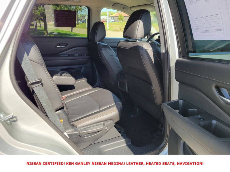 2025 Nissan Pathfinder SL