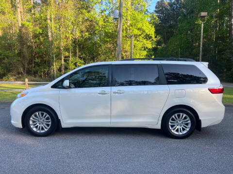 2017 Toyota Sienna XLE 7-Passenger Auto Access Seat