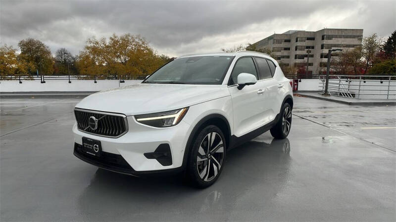 2025 Volvo XC40 B5 Plus Bright Theme