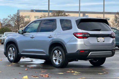 2023 Honda Pilot EX-L w/Rear Captain's Chairs