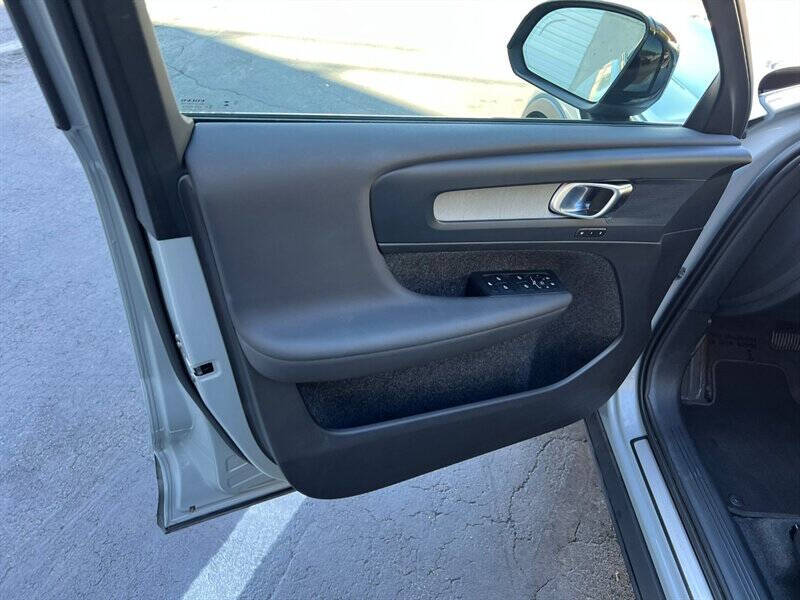 2024 Volvo XC40 B5 Core Dark Theme