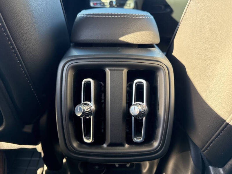 2025 Volvo XC40 B5 Core Bright Theme