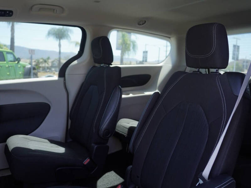 2023 Chrysler Voyager LX