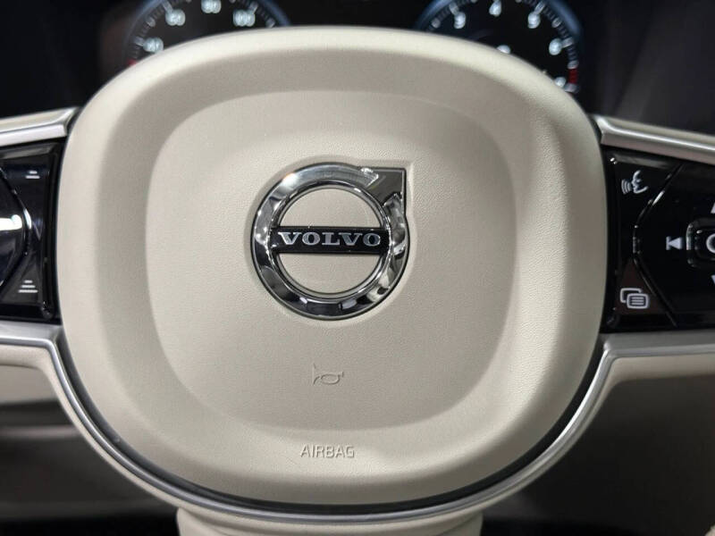 2016 Volvo XC90 T6 Momentum