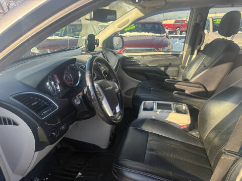 2015 Chrysler Town and Country Touring-L