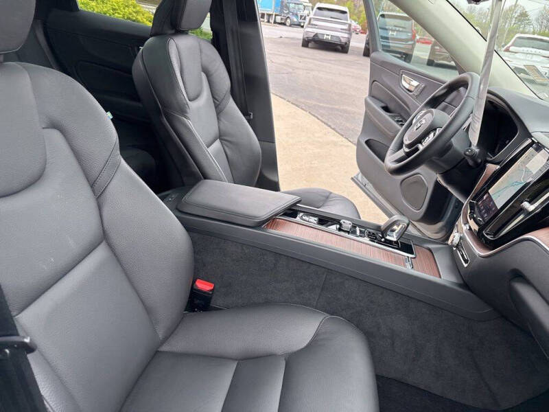 2023 Volvo XC60 B5 Plus Bright Theme