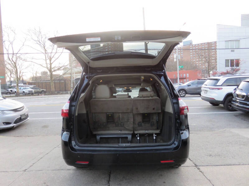 2019 Toyota Sienna XLE - Photo 22