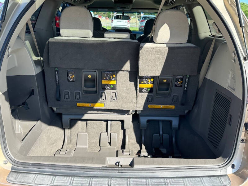 2011 Toyota Sienna LE 8-Passenger