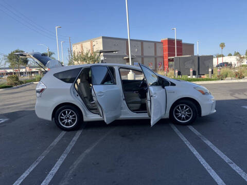 2014 Toyota Prius v Five