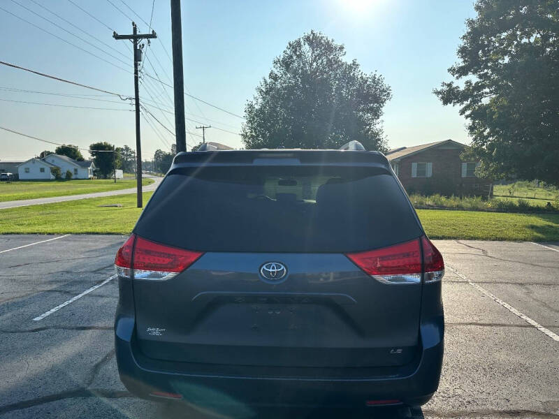 2013 Toyota Sienna LE 8-Passenger