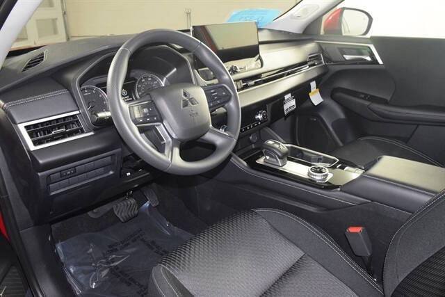 2025 Mitsubishi Outlander ES