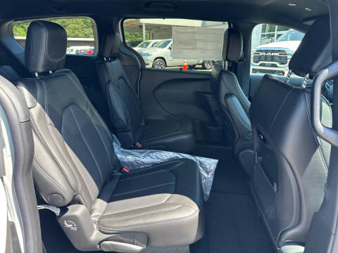 2027 Chrysler Pacifica Select