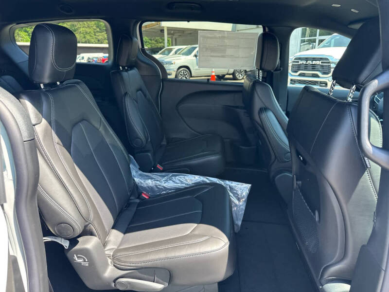 2027 Chrysler Pacifica Select