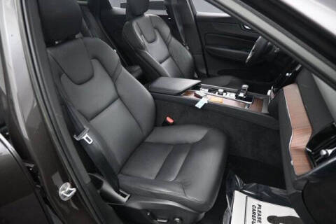 2023 Volvo XC60 B5 Plus Dark Theme